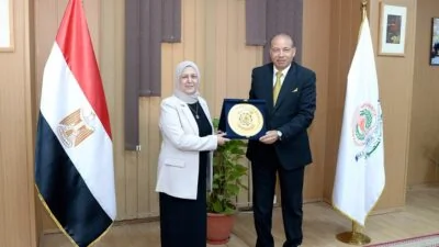 جامعة-المنصورة-تكرّم-عميد-كلية-الصيدلة-خلال-اجتماع-مجلسها
