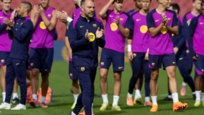 بعد-التتويج-بالدوري-فليك-يستمر-مع-برشلونة-لموسمين
