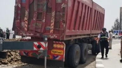 محافظ-الدقهلية-يوجه-برفع-سيارة-نقل-محملة-بالطمى-بعد-انقلابها