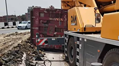 عودة-الحركة-المرورية-بعد-رفع-تريلا-انقلبت-أعلى-كوبري-منية