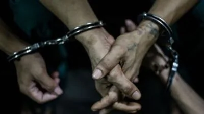 القبض-على-عصابة-واسترداد-سيارة-مواطن-بعد-سرقتها-من-أمام