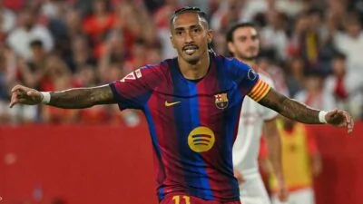 رافينيا يتألق ويمنح برشلونة فوزًا جديدًا بثلاثية على إشبيلية