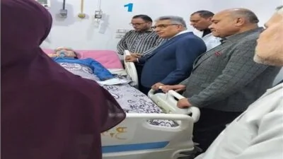 محافظ الدقهلية يطمئن على مصابة إثر انهيار منزل داخل مستشفى السنبلاوين