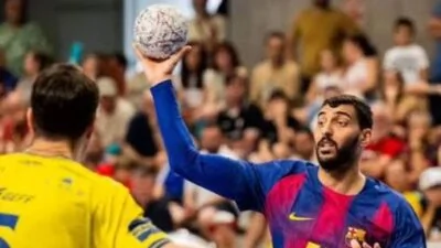لماذا أقيمت مباراة برشلونة وقت صلاة الجمعة؟ اتحاد اليد يكشف الحقيقة بعد اعتراض سيف الدرع