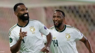 السعودية تبلغ التأهل مبكرًا.. ثلاثية تحسم المواجهة أمام عُمان